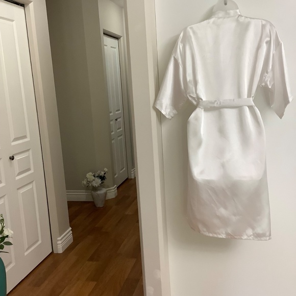 White Satin Robe Medium 34-36 bust near new - Picture 7 of 10